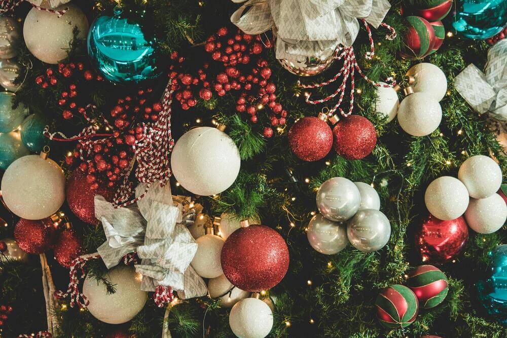 How to decorate a Christmas tree to look full