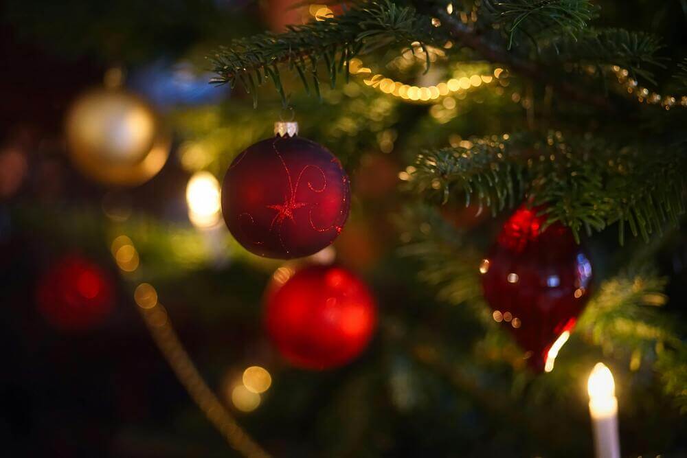 How to put baubles on a Christmas tree