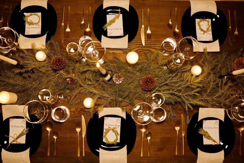 Finishing touches to your Christmas table