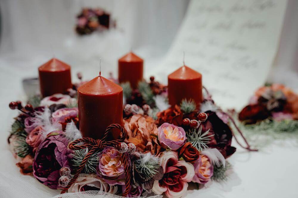 How to decorate a round table for Christmas
